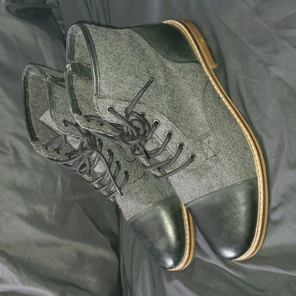 Sz .10 Crevo Black and Gray zippered boot